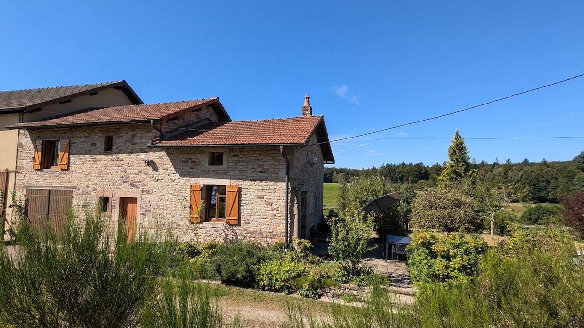 Gruey-les-Surance Cottage | Peaceful cottage with garden and pets allowed at Gruey-lès-Surance