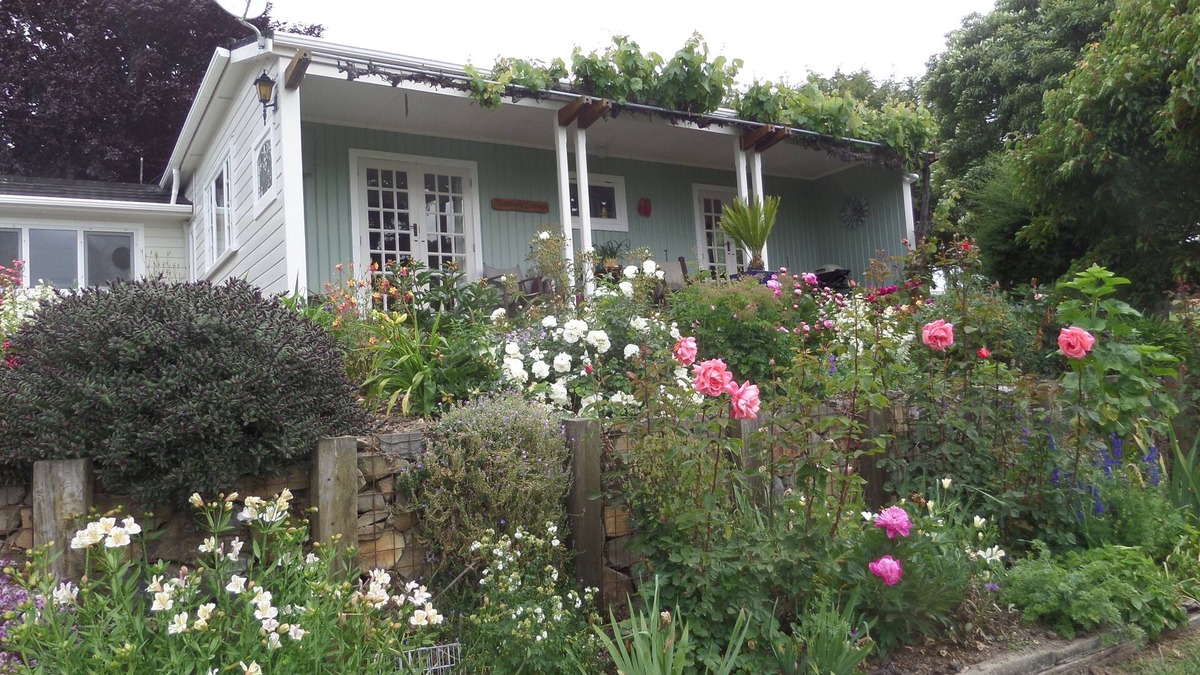 Enfield Cottage | Peaceful cottage in private garden setting.