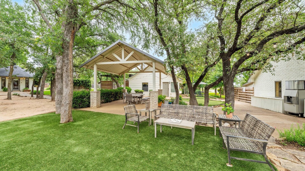 Crawford House | Peaceful Cottage on Country Retreat Destination with Pool & 20 Minutes to Waco!