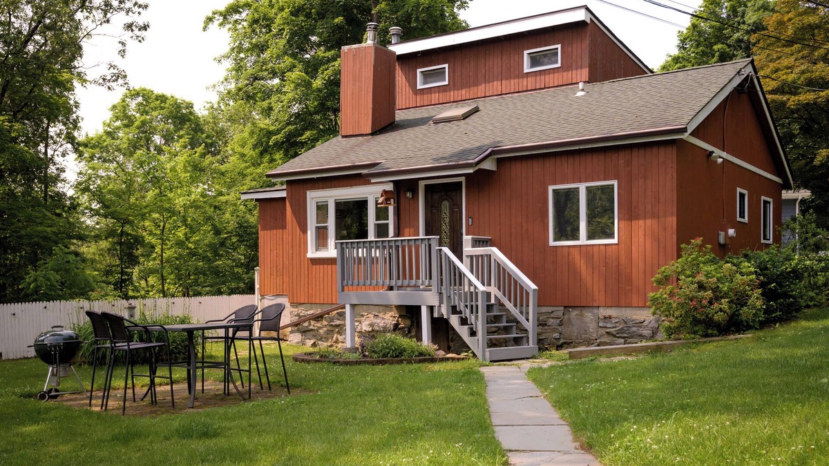 Putnam Valley Cottage | Peaceful Cottage with Grill | Walk to Lake