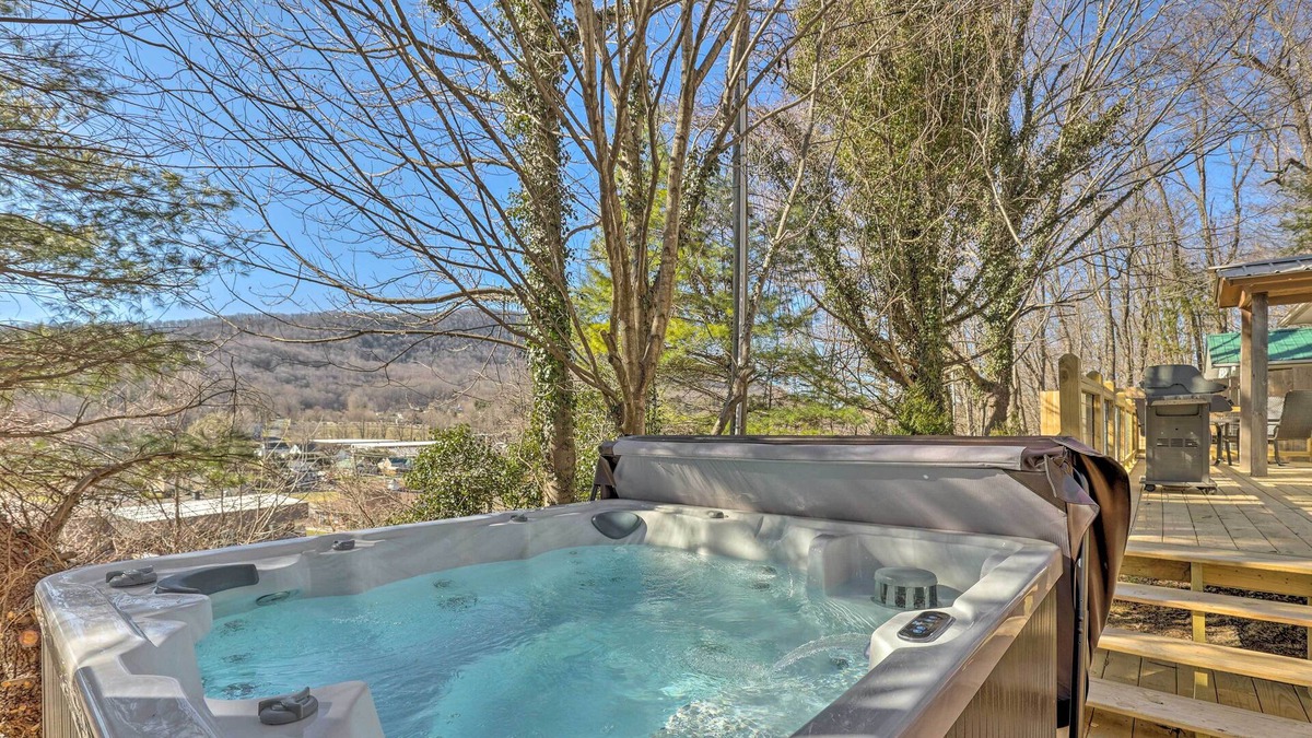 West Jefferson Cottage | Peaceful Cottage w/ Views - Pets Welcome!