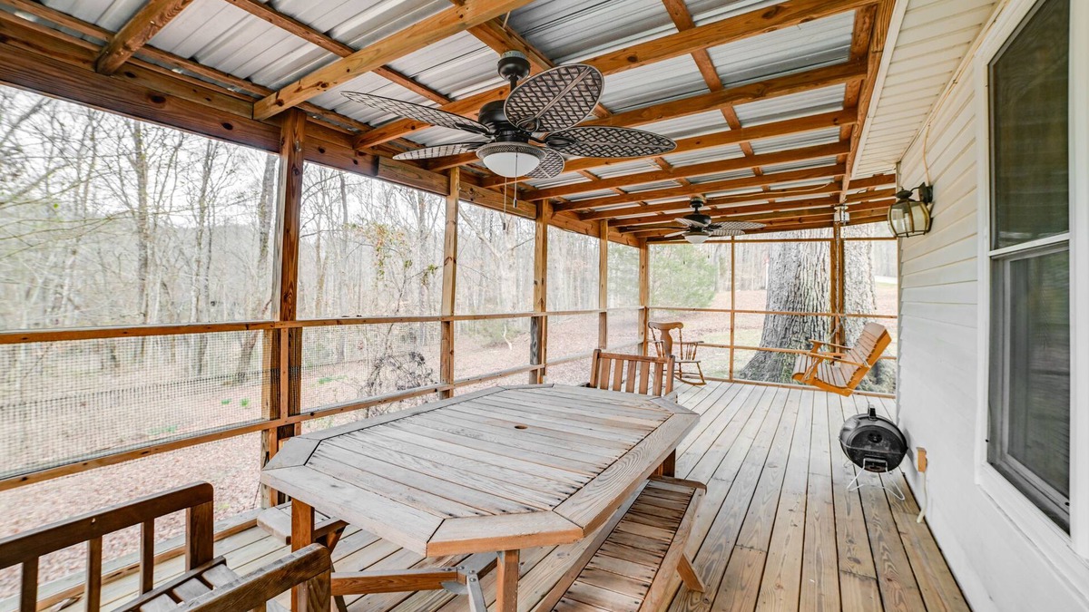 McKinnon Cottage | Peaceful Cottage w/Yard: 2 Mi to Kentucky Lake!