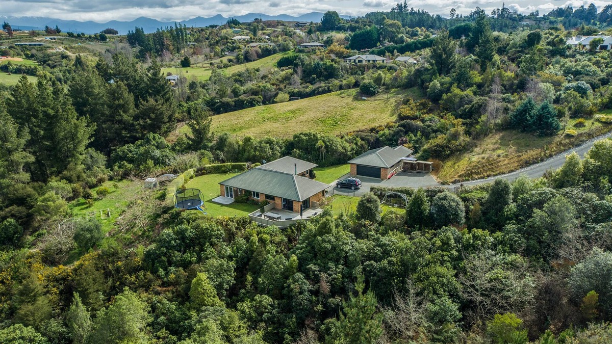 Upper Moutere House | Peaceful Country Home with Amazing Views - Near Mapua
