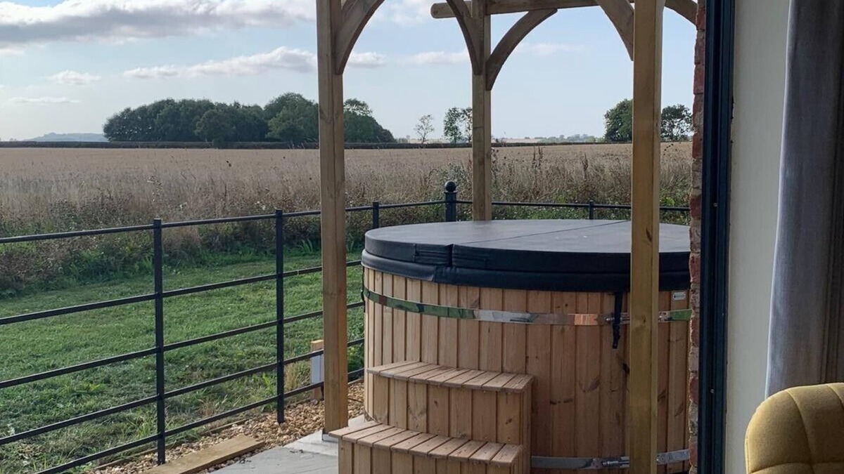 Harrington House | Peaceful Countryside Retreat in Northamptonshire with Wood Fired Hot Tub