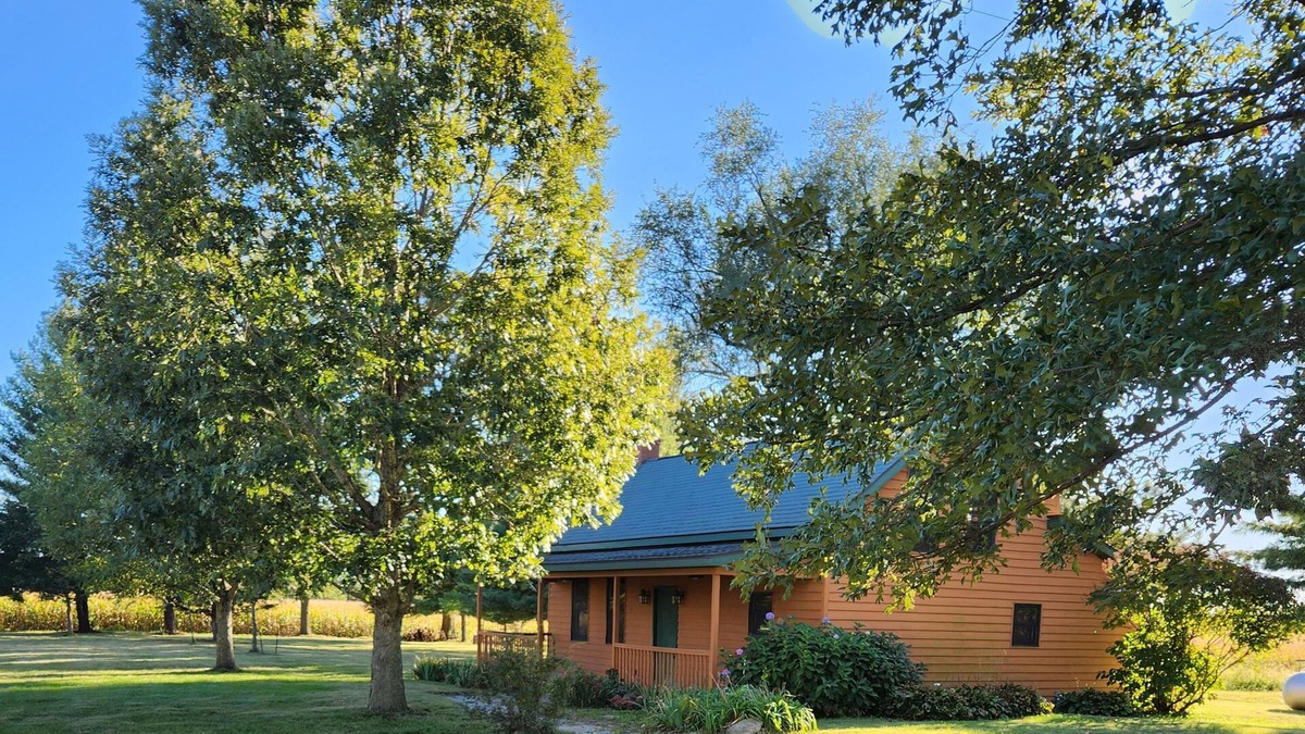 Jerseyville Cabin | Peaceful cozy cabin, with fireplace, on 30 acre farm. Near wineries and shopping