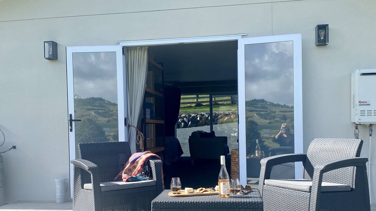 Mangawhai Cottage | Peaceful Cozy Cottage at Lazy Acres. 12 minutes to a wonderful surf beach.