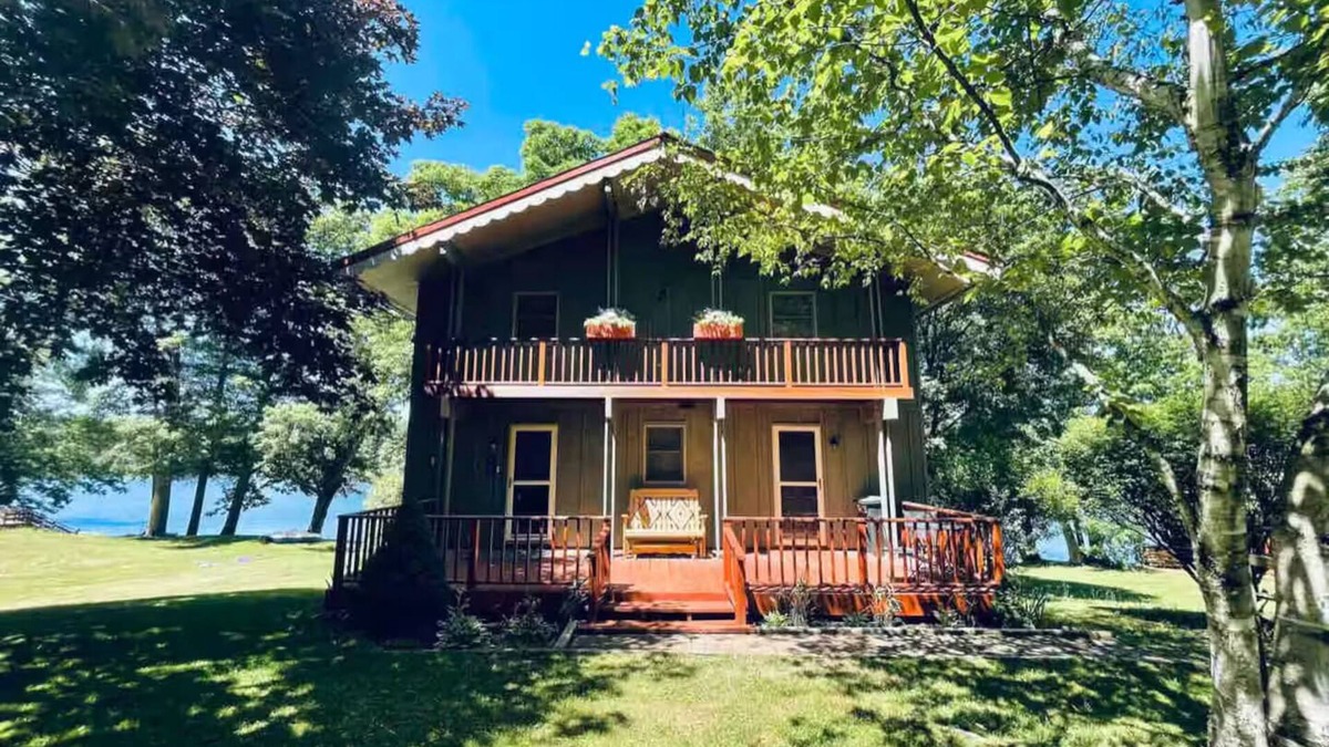 Boswell Ski Chalet | Peaceful Cozy Lakefront Chalet in Laurel Highlands with Private Dock