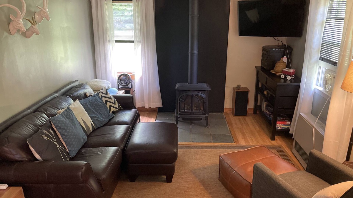 Warren House | Peaceful, cozy pet-friendly home, fiber-optic wifi close to mountains and lake