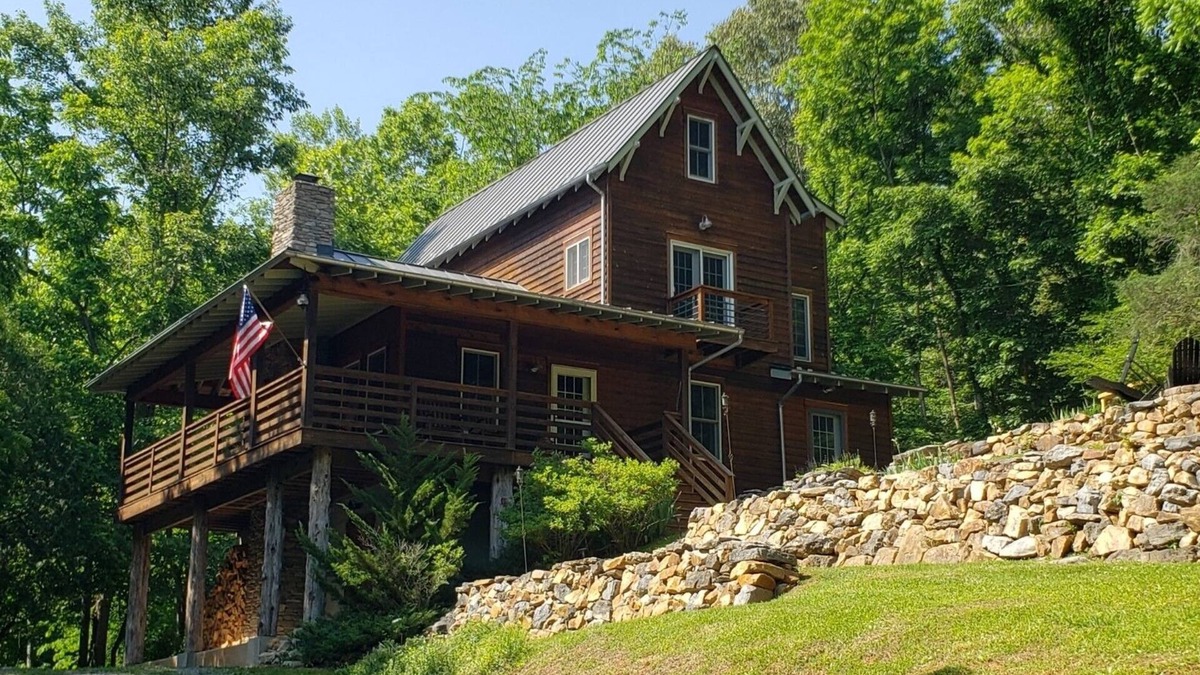 Lexington Cabin | Peaceful Creekside Retreat w/Fire Pit & Game Room Near Historic Lexington, VA