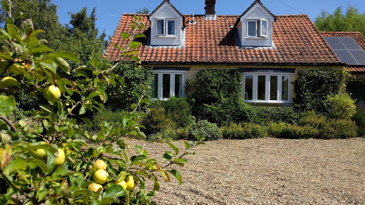 Cley next the Sea Cottage | Peaceful Detached Cottage 15 Minute Walk to Sea