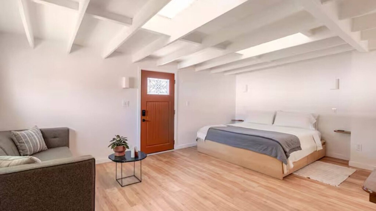 Ingleside House | Peaceful Detached Guesthouse with King Bed