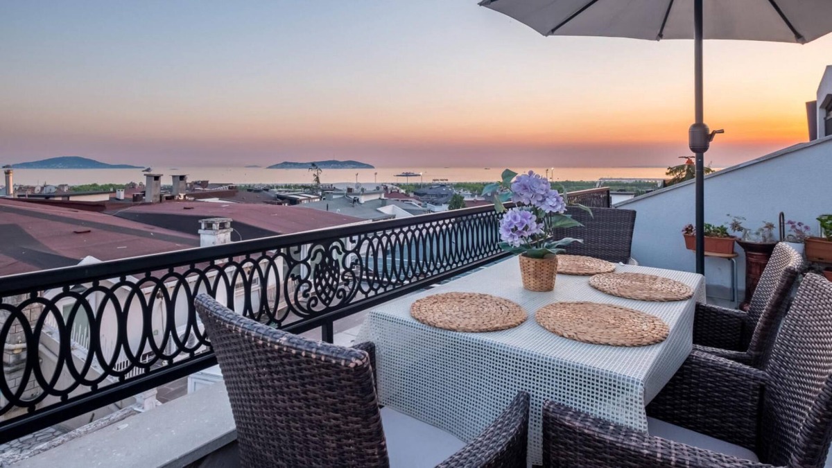 Maltepe Apartment | Peaceful Duplex Flat with Adalar View in Maltepe