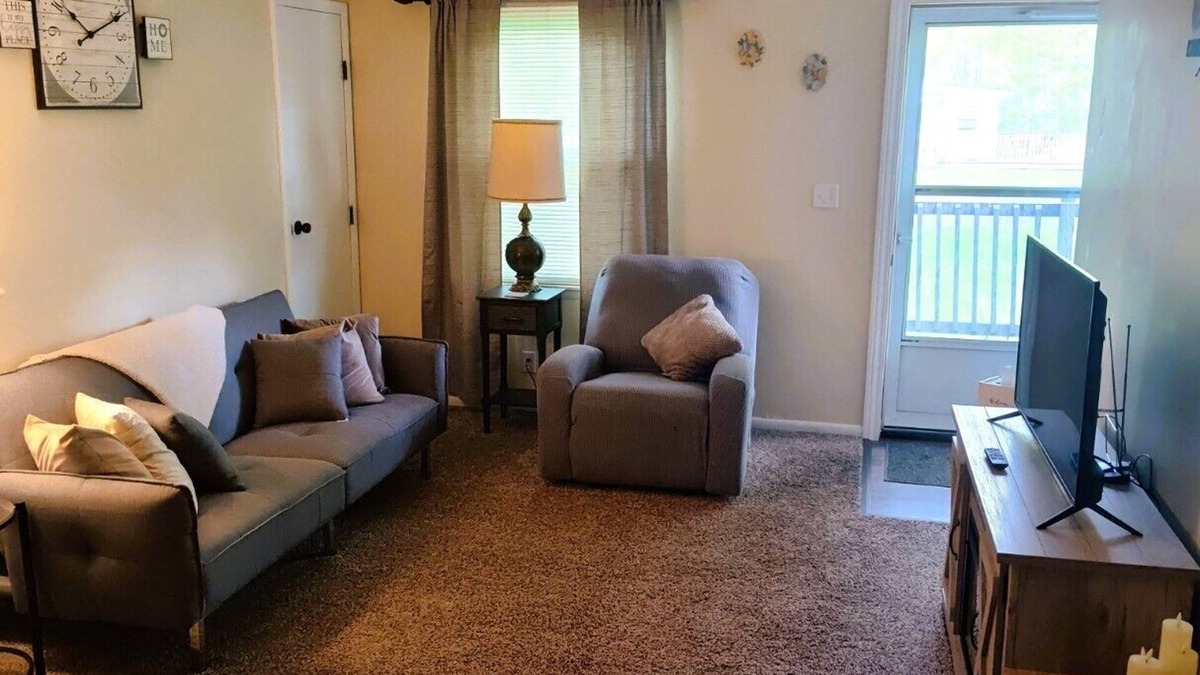Cortland House | Peaceful Eagle One is nestled in a quaint small town near many attractions