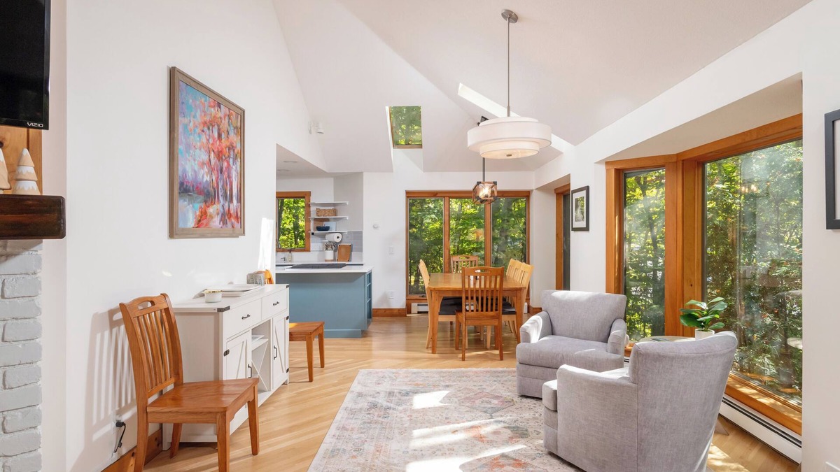 Grantham House | Peaceful Eastman Lake Retreat 4-bedroom home/3 Bath/EV charger: