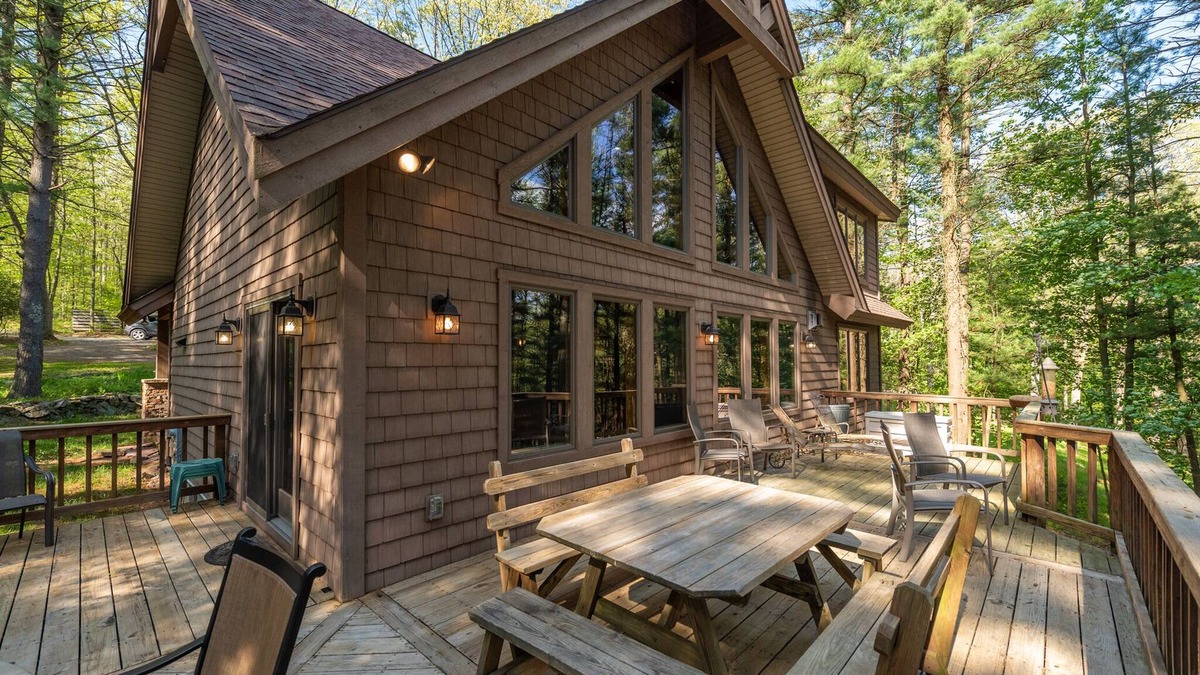 North Glade Hills House | Peaceful Easy Feelin': Lakefront, Dock, Pool Table, Horseshoes!
