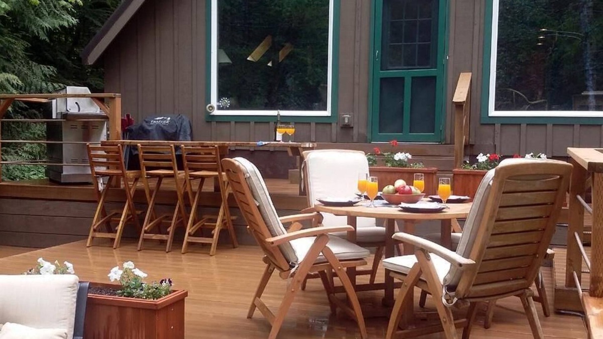 Rhododendron Ski Chalet | -Peaceful Eclectic Cabin, WiFi, Hot tub,pets welcome