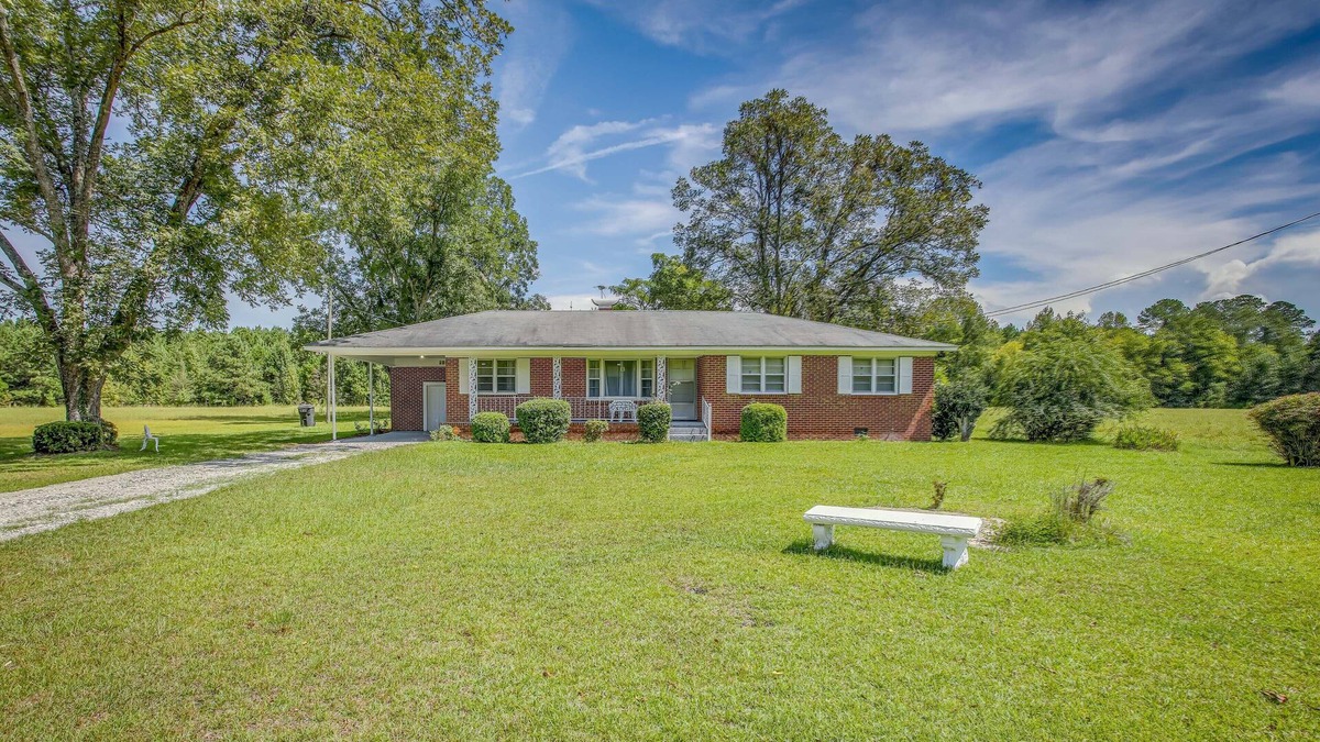 New Zion House | Peaceful Effingham Abode w/ Fireplace!