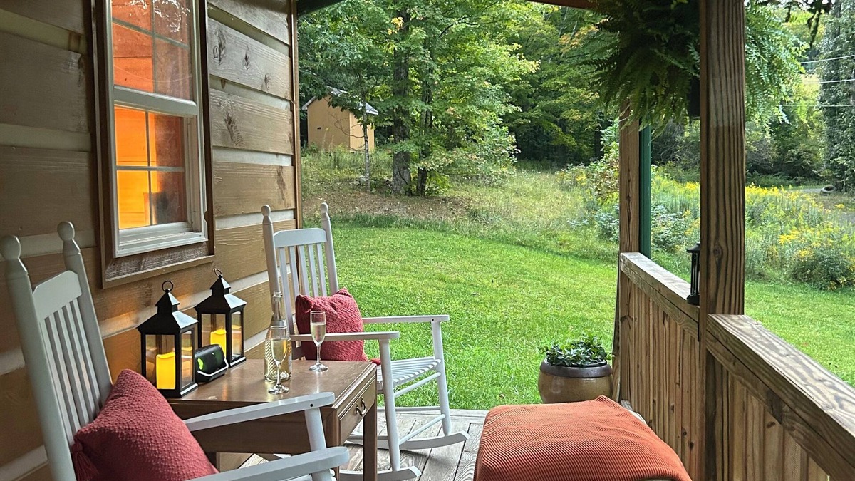 West Jefferson Cabin | Peaceful elegant cabin on private land, Minutes from downtown West Jefferson.