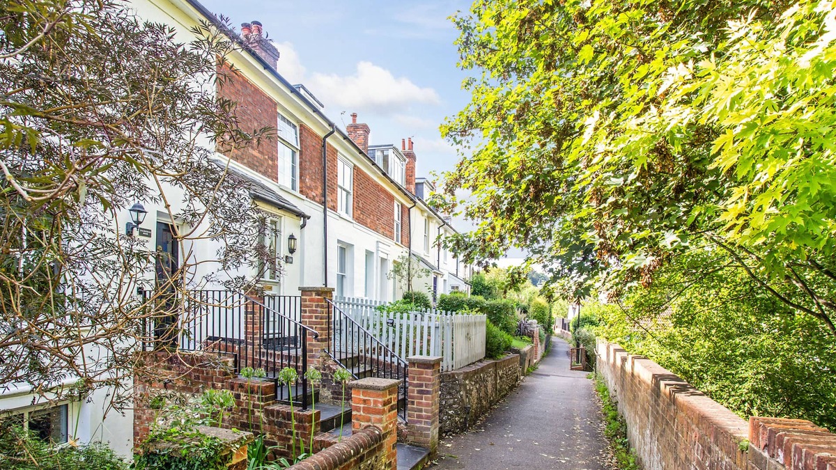 Winchester House | Peaceful elevated residential area - 10 minute walk to city centre