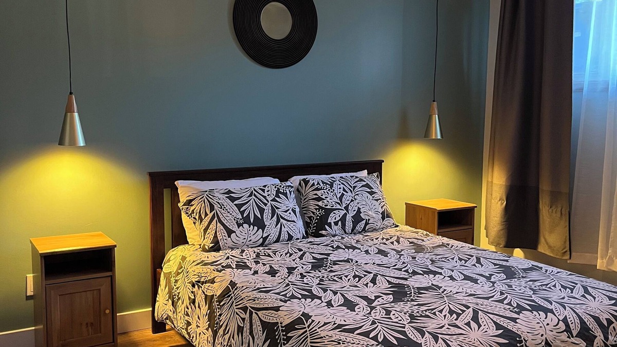 Laprairie House | Peaceful & Family-Friendly Long-Term Stay/3 bedrooms + backyard