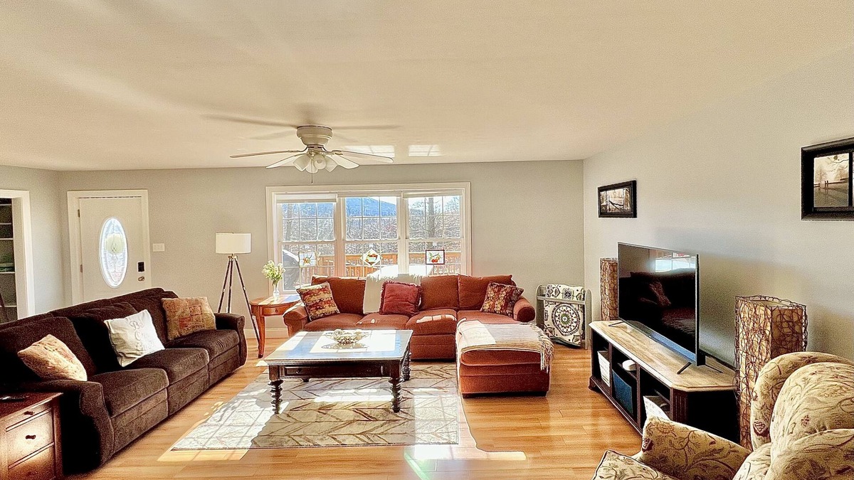 Ransom House | Peaceful family & pet-friendly country 3-bedroom house. Fire pit & pool access!