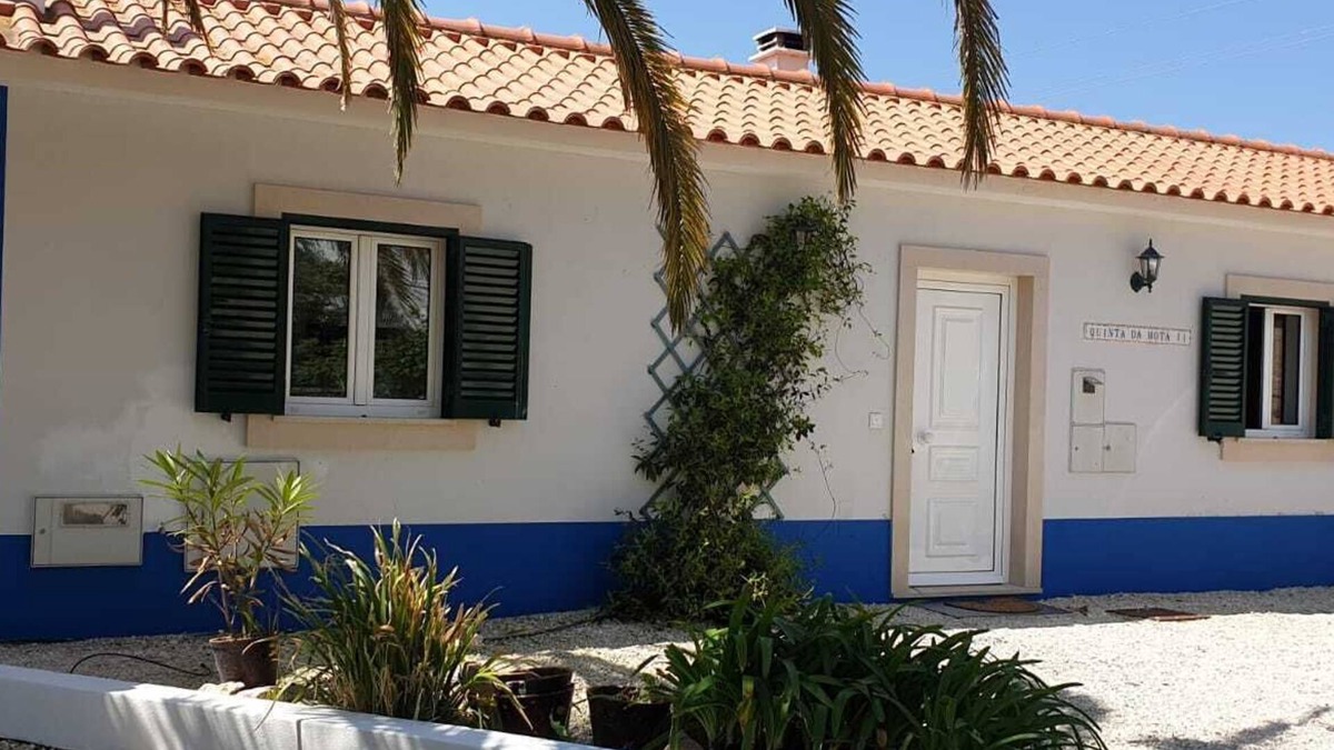 Mouraria Cottage | Peaceful family retreat by the pool, only minutes away from the beach