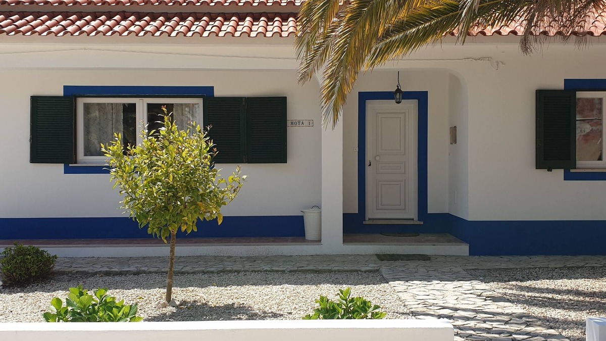 Mouraria Cottage | Peaceful family retreat by the pool, only minutes away from the beach