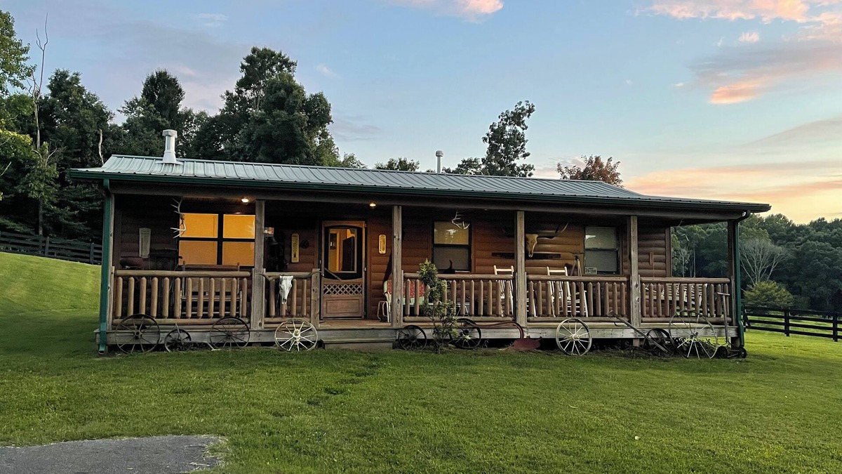 Russell Springs Cabin | Peaceful farm 3 miles from town and close to lake