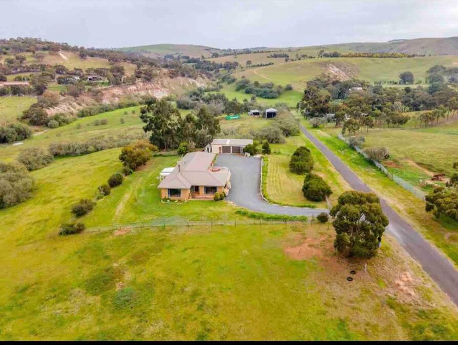 Melbourne House | Peaceful FarmHouse stay next to Bacchus Marsh Town