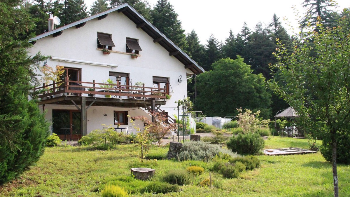 La Bourgonce Cottage | Peaceful Forest Retreat: Cozy 2-Bed Gîte with Garden, Terrace, and Outdoor Activities