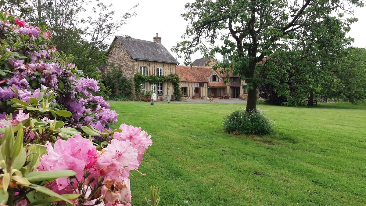 Saint-Denis-de-Villenette Cottage | Peaceful Country setting with beautiful garden