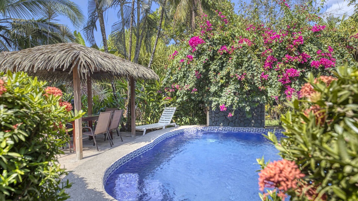 Esterillos Centro Apartment | Peaceful Gataway Near Beach with Pool Access