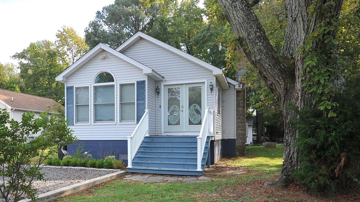 Rock Hall Cottage | Peaceful getaway convenient to local amenities including beach, boating & food