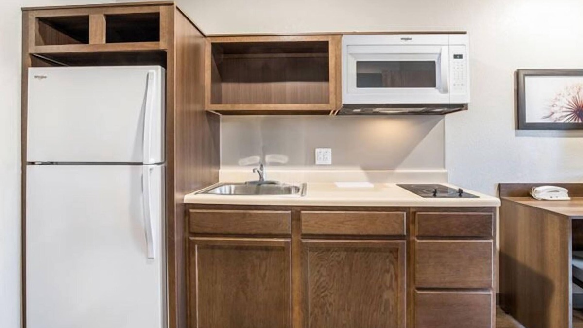 Bellflower Hotel | Peaceful Getaway in Bellflower! 3 Relaxing Units, Pets Allowed, Kitchen!