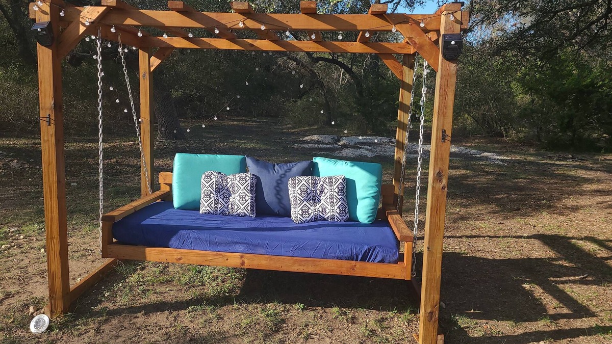 Killeen Cabin | Peaceful getaway tiny house/cabin w/large swing, fire pit 4wheelers