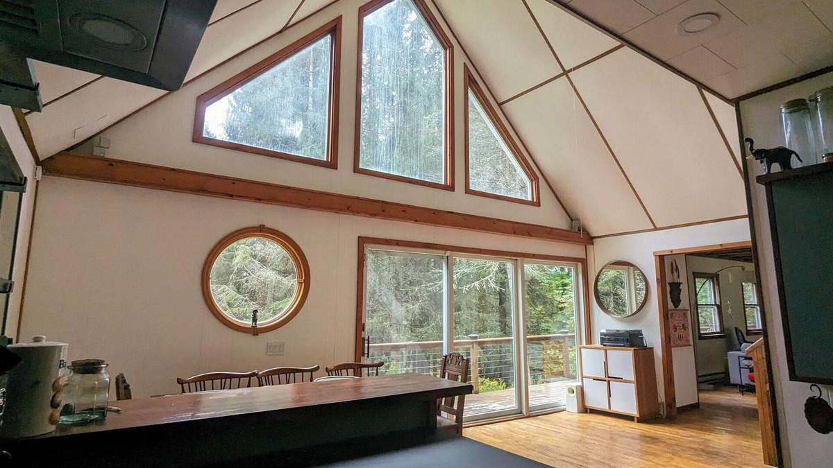 Town of Colchester Ski Chalet | Peaceful getaway w/modern comforts - Great for families, groups & nature lovers