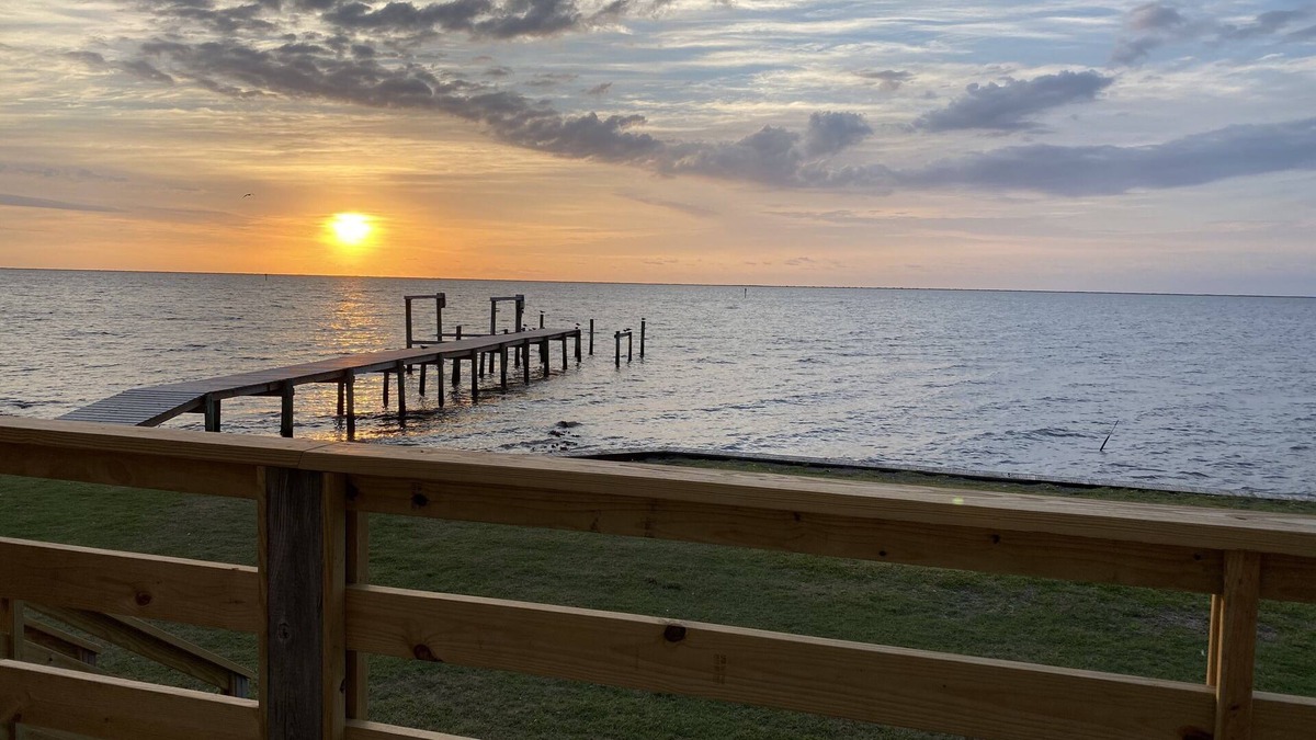 Davis House | Peaceful Getaway with Amazing Views - Cape Lookout & Beaufort nearby - SLEEPS 8