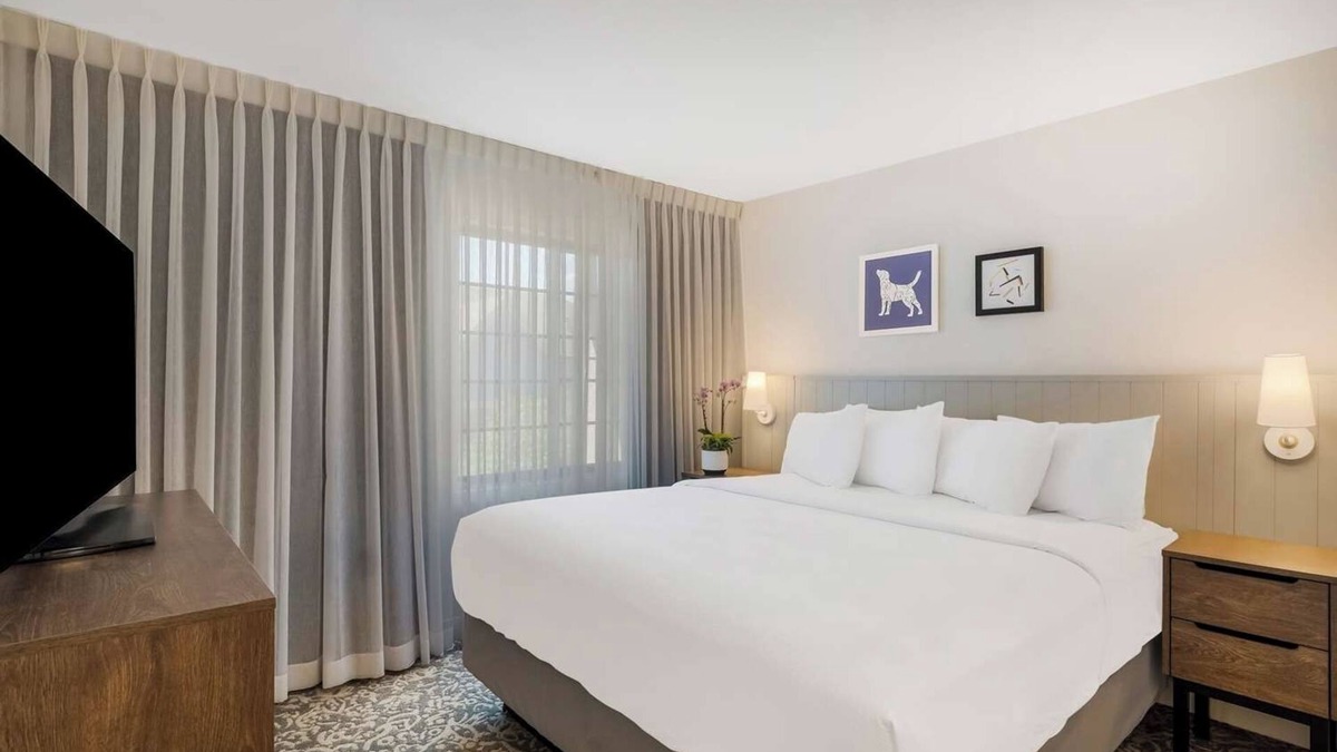 Lone Tree Hotel | Peaceful Getaway with Ample Space and Living Area | 2 Family Ready Suites