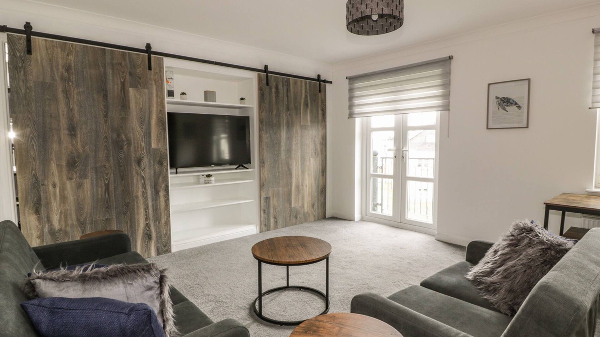 Irvine Apartment | PEACEFUL HARBOURSIDE FLAT, family friendly in Irvine