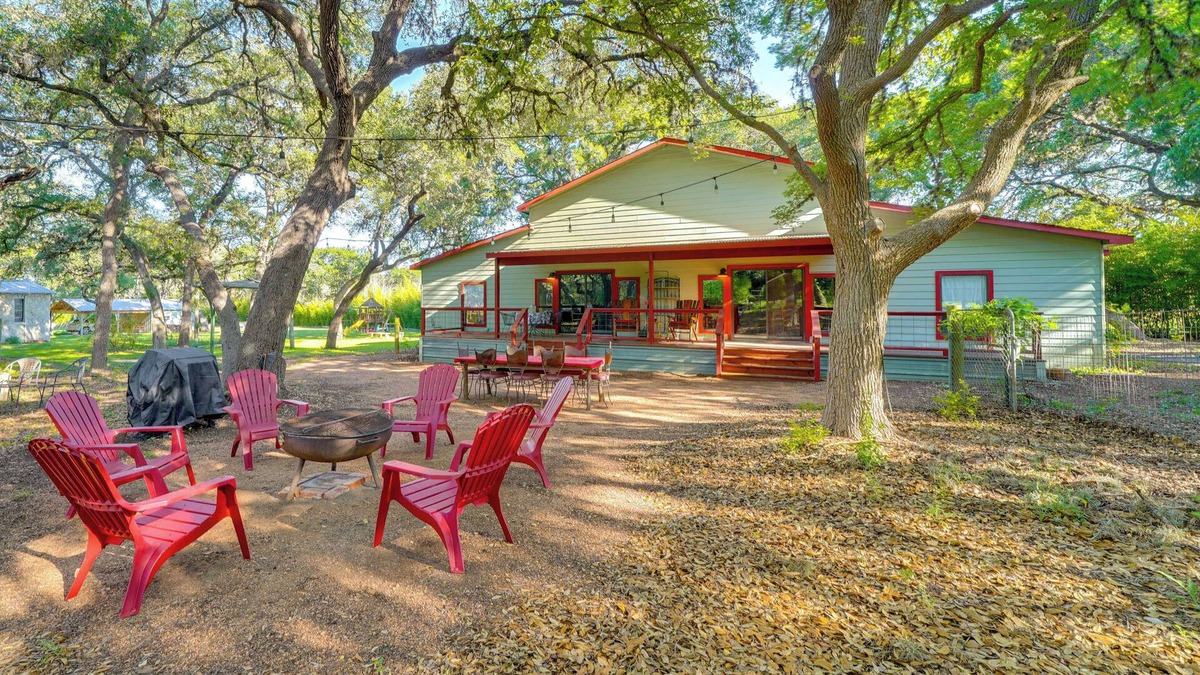 San Antonio Cabin | Peaceful Helotes Cabin: Fire Pit, 9 Mi to Old Town