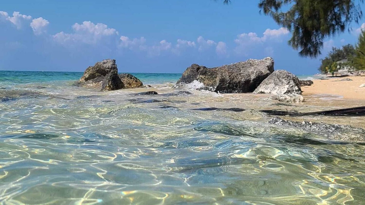 Coral Harbour House | Peaceful Hideaway -10 minutes away from airport, private beach, free Wi-Fi