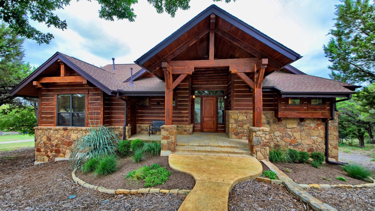 Leander House | Peaceful Hill Country Cottage in The Hollows Resort