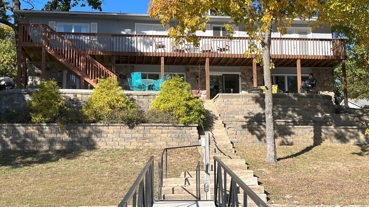 Camdenton House | PEACEFUL HOME-4 BEDROOMS w/3 KING BEDS, 3 BATHROOM, EASY PARKING & A BOAT SLIP!