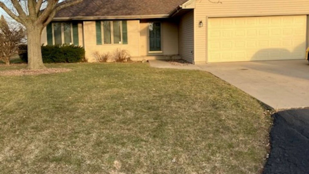 Oshkosh House | Peaceful home, 4 miles from EAA Aviation Center! Easy access. AirVenture Museum.