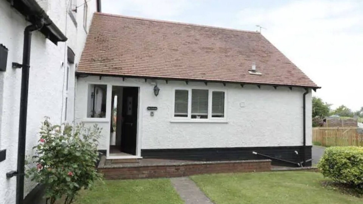 Grendon Cottage | Peaceful home from home cottage beautifully presented in village location.