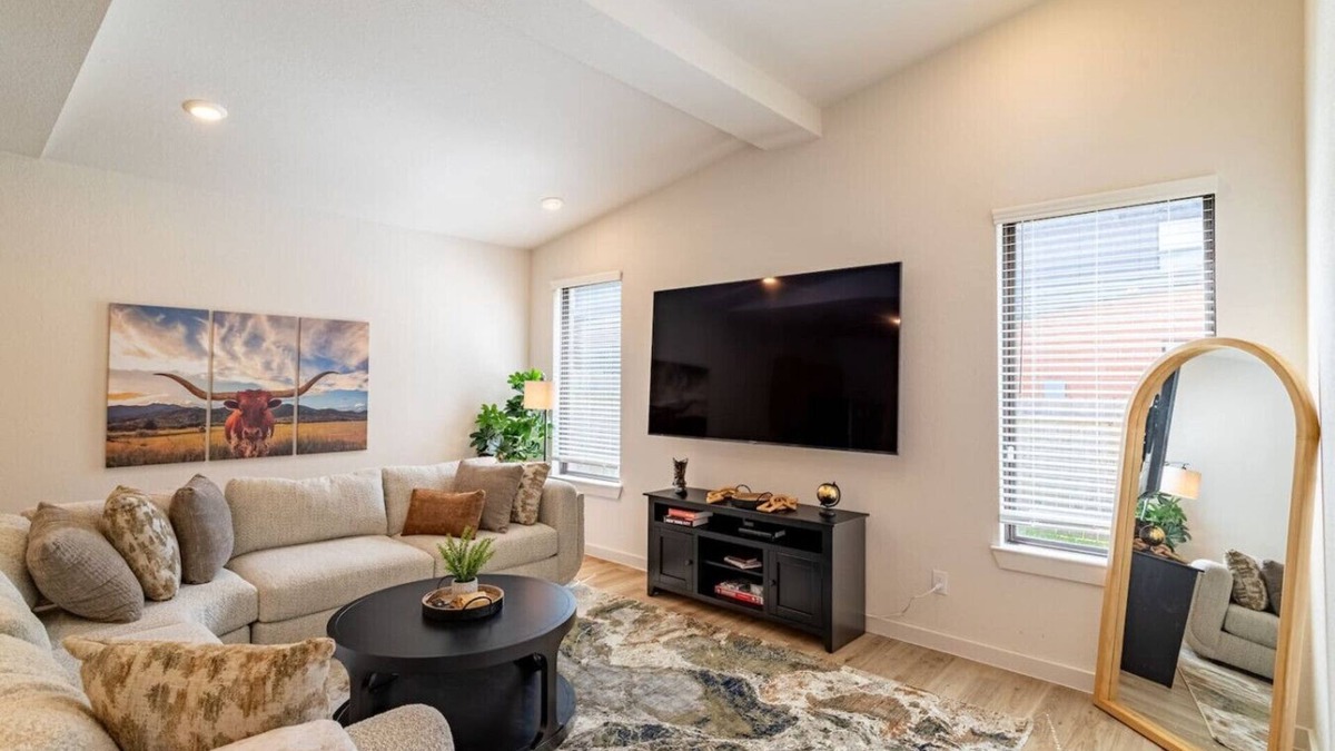 Roman Forest House | Peaceful home near 59 N