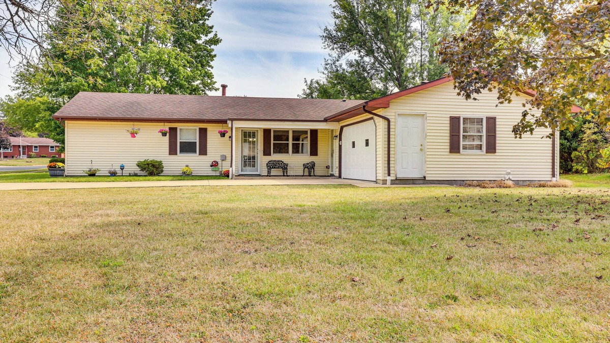 Niles House | Peaceful Home Near Youngstown: Fenced Backyard!