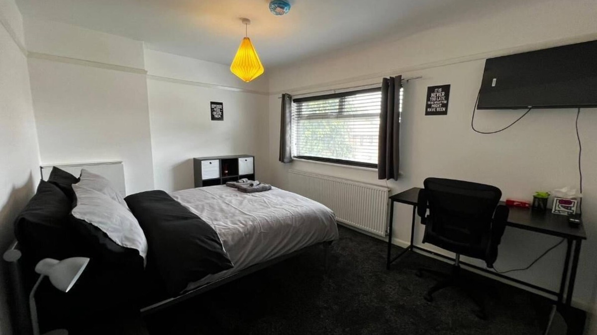 Newark upon Trent House | Peaceful home with garden and drive, Nottingham NG6 - near Hucknall