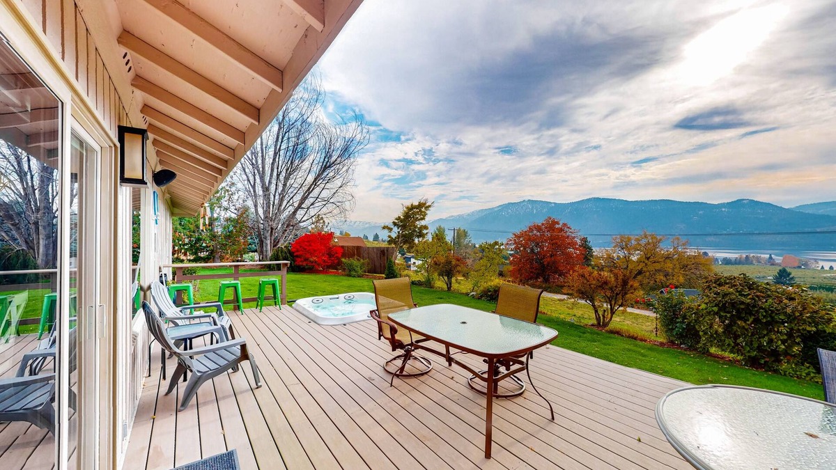 Manson House | Peaceful home with private hot tub & lake views - great location near wineries