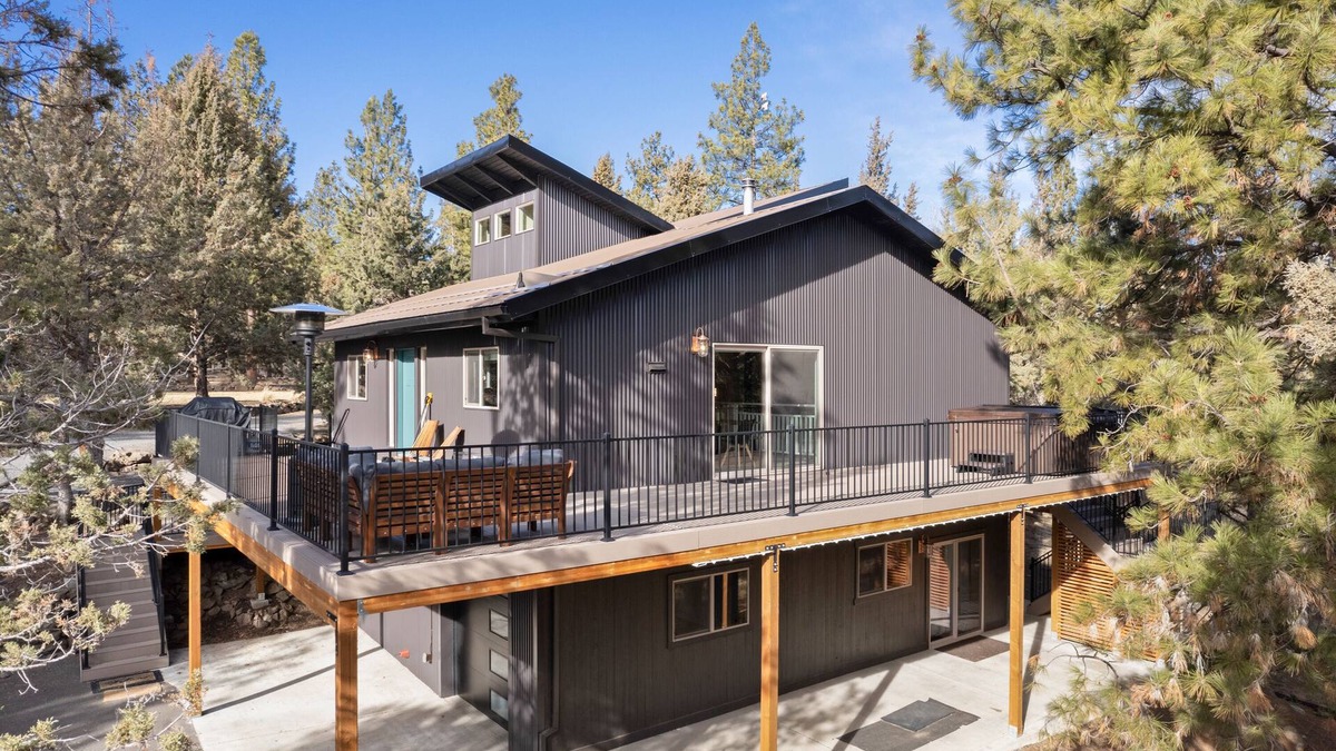 Bend House | Peaceful, Hot Tub, Wifi, Propane Fire Pit, Newly Furnished